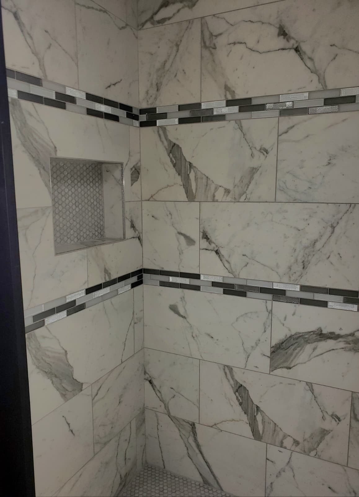 Shower niche with mosaic inlay